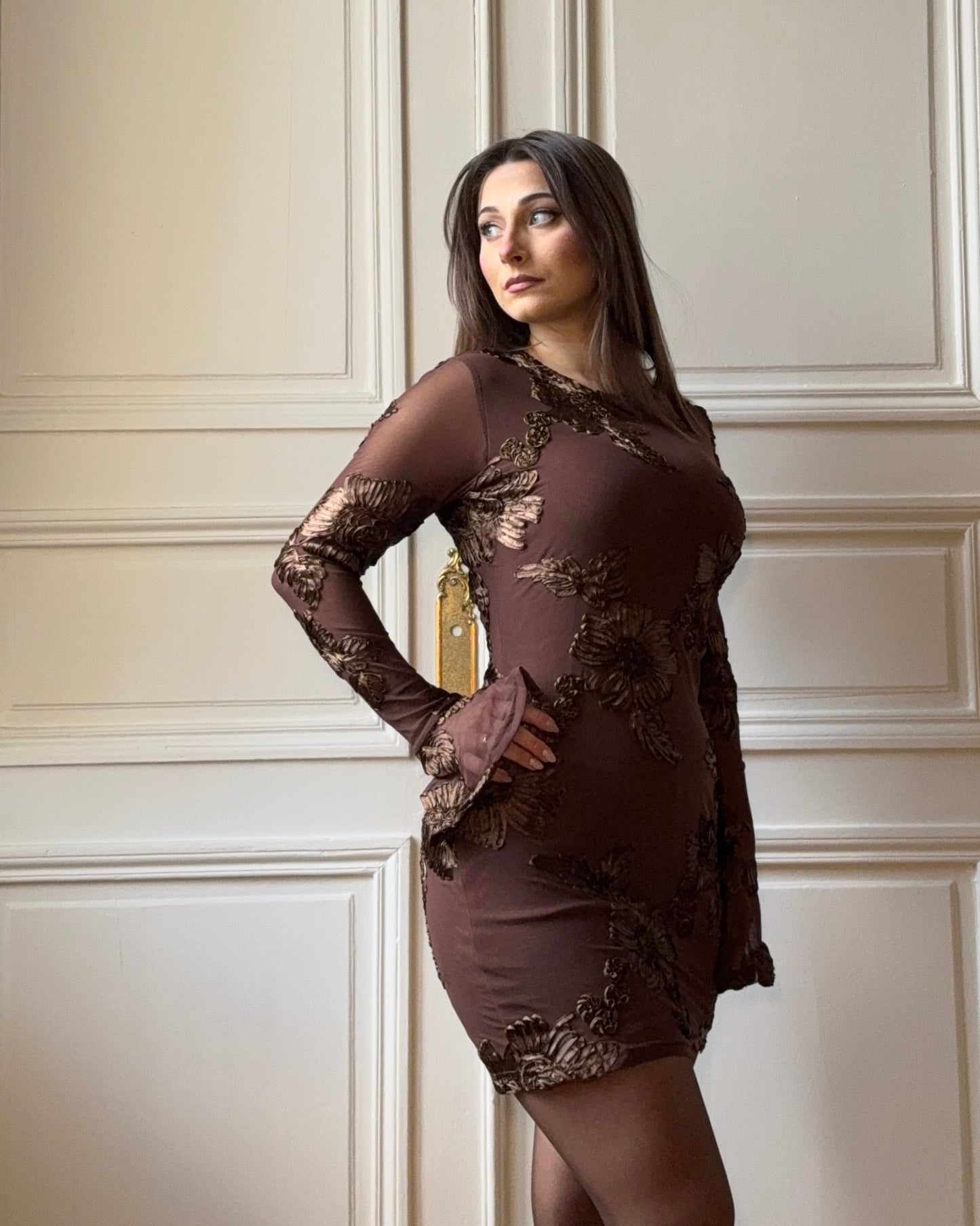Robe à fleurs satinées marron